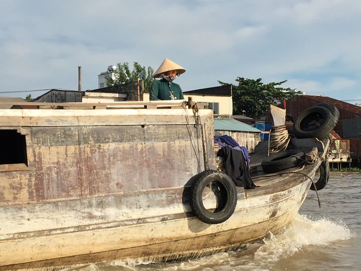 Un bateau traditionnel sur le delta du Mékong&nbsp;où la salinité de l'eau est en augmentation. (DOMINIQUE ANDRÉ / RADIO FRANCE)