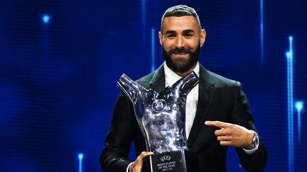 Karim Benzema pose avec le trophée UEFA, le 25 août 2022, à Istanbul. (OZAN KOSE / AFP)