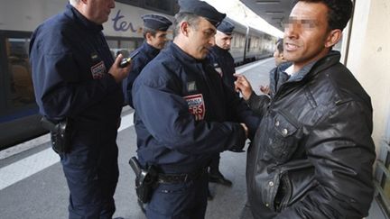 Contrôle policier, le 10 mars 2011 à Menton, à la frontière franco-italienne. (AFp - Sebastien Nogier)