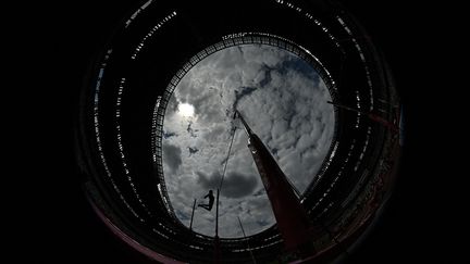 L'Oeil de Sauron à Tokyo ? Pas tout à fait.&nbsp;Il faisait jour quand Valentin Lavillenie participait au concours de la perche (BEN STANSALL / AFP)