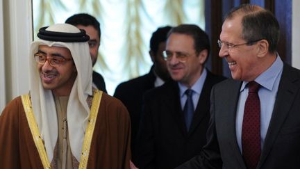 Le ministre russe des Affaires &eacute;trang&egrave;res, Sergue&iuml; Lavrov (&agrave; droite) avec son homologue des Emirats Arabes Unis, Abdallah ben Zayid al-Nuhayyan, &agrave; Moscou (Russie), le 13 f&eacute;vrier 2012. (KIRILL KUDRYAVTSEV / AFP)