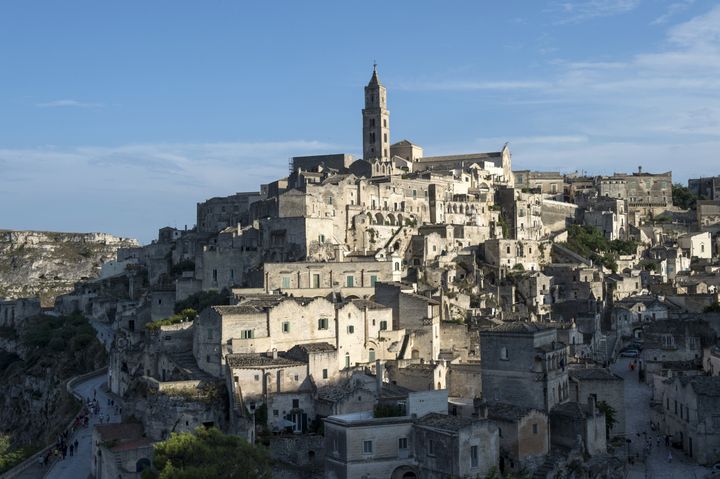 La ville de Matera, dans la région Basilicata, est connnue pour ses Sassi, des habitations troglodytes sculptées à flanc de montagne. (LORENZO DE SIMONE / LORENZO DE SIMONE)