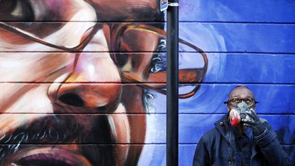 Neequaye Dreph Dsane a fait le portrait d'un artiste britanno-marocain sur un mur de Shoreditch, le quartier du street art à Londres
 (ADRIAN DENNIS / AFP)