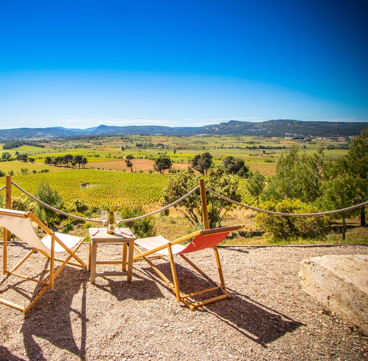 Le domaine Ollieux Romanis possède un restaurant, Les Ollieux, mais aussi un bar à vins d’altitude La Touketa qui domine le vignoble des Corbières. Vue magique à 180 degrés. (CELINE DESCHAMPS)