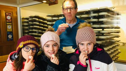 Romy, Margaux et Janelle lors d'une dégustation de Reblochon dans la ferme de Denis Périllat, au Grand Bornand, en Haute-Savoie. (INGRID POHU / RADIO FRANCE)