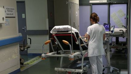 Un dispositif présent dans certains hôpitaux de France permet aux femmes victimes de violences conjugales de porter plainte depuis l'hôpital. Le gouvernement Barnier souhaite le généraliser à toute la France avant fin 2025. (France 2)