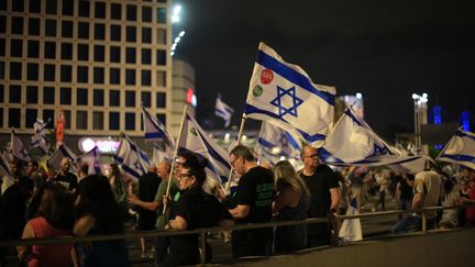 Manifestation contre la réforme du système judiciaire, à Tev Aviv, en Israël, le 17 juin 2023. (SAEED QAQ / ANADOLU AGENCY / AFP)