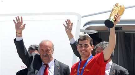 Le gardien et capitaine espagnol Iker Casillas et le sélectionneur Vincente Del Bosque ovationnés à la sortie de l'avion en provenance de l'Afrique du Sud (DANI POZO / AFP)