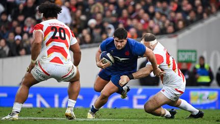 Le talonneur du XV de France Julien Marchand transperce la défense japonaise lors du test-match du 20 novembre 2022, à Toulouse. (LIONEL BONAVENTURE / AFP)