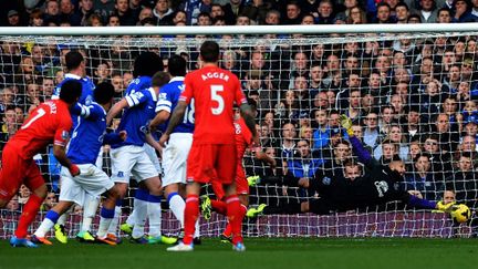 Luis Suarez décisif lors du derby entre Liverpool et Everton (PAUL ELLIS / AFP)