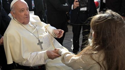 Une semaine après la réouverture de la cathédrale Notre-Dame de Paris, où il ne s'est pas rendu, le pape doit passer la journée de dimanche entouré de fidèles avant de rencontrer Emmanuel Macron.