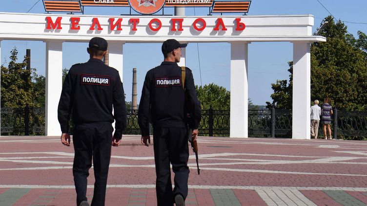 Police officers in Victory Square on September 7, 2022 in Melitopol (Ukraine), a city occupied by Russian forces.  (RIA NOVOSTI / SPUTNIK VIA SIPA)