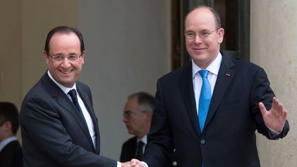 Le pr&eacute;sident de la R&eacute;publique,&nbsp;Fran&ccedil;ois Hollande, et le prince Albert de Monaco, le 7 d&eacute;cembre 2012 &agrave; Paris. (BERTRAND LANGLOIS / AFP)