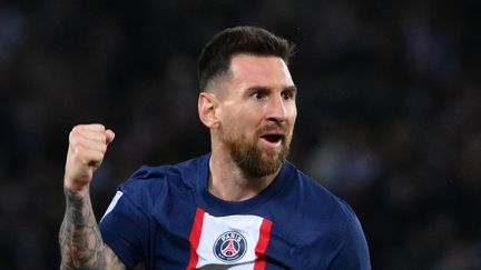 L'attaquant du PSG Lionel Messi célèbre son but sur coup franc contre Nice, le 1er octobre 2022 au Parc des Princes.&nbsp; (ANNE-CHRISTINE POUJOULAT / AFP)