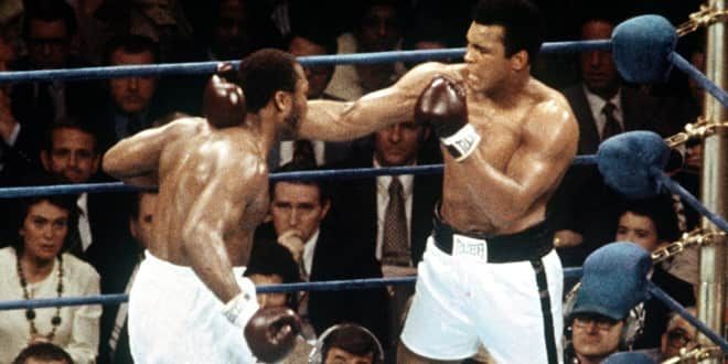 Joe Frazier fait face à Mohamed Ali