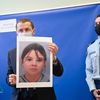 Le procureur de la République d'Epinal Nicolas Heitz tient, le 14 avril 2021, un portrait de&nbsp;Mia Montemaggi, 8 ans, enlevée la veille dans la commune des Poulières (Vosges). (SEBASTIEN BOZON / AFP)