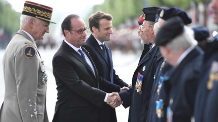 François Hollande et Emmanuel Macron participent ensemble aux commémorations du 8-Mai, le 8 mai 2017 à Paris. (STEPHANE DE SAKUTIN / AFP)