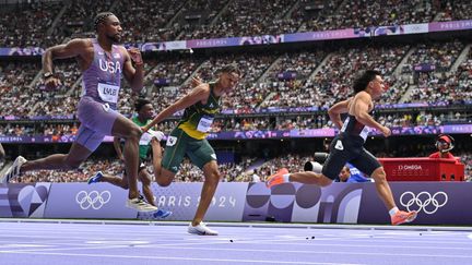 Louie Hinchliffe achève sa série devant le favori, Noah Lyles, le 3 août à sur le 100 m des Jeux olympiques de Paris 2024. (JEWEL SAMAD / AFP)