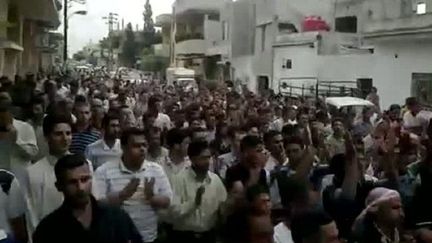 Des manifestants anti-régime défilent dans les rues de Hama, ville située au nord de Damas, le 8 juillet 2011. (AFP PHOTO/YOUTUBE)