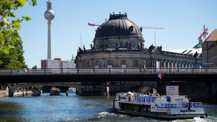 Un bateau de tourisme à Berlin (Allemagne), le 6 août 2018. (LISA DUCRET / DPA / AFP)