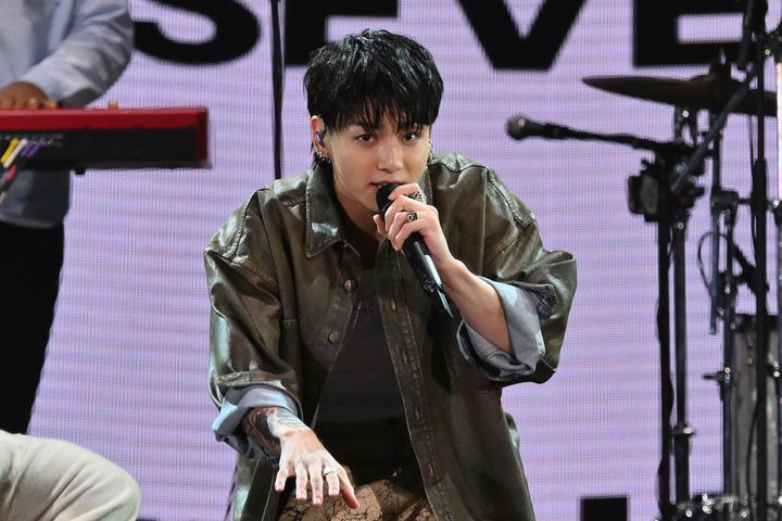 Le chanteur sud-coréen de K-Pop Jungkook se produit au festival Global Citizen à Central Park, New York (Etats-Unis), samedi 23 septembre 2023. (ANGELA WEISS / AFP)