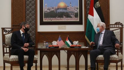 Le secrétaire d'Etat américain, Antony Blinken, lors d'une rencontre avec&nbsp;Mahmoud Abbas, président de l'Autorité palestinienne, le 25 mai 2021, à Ramallah (Palestine). (ISSAM RIMAWI / AFP)