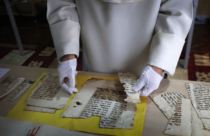 Le père Najeeb Michaeel et les précieux documents
 (SAFIN HAMED / AFP)