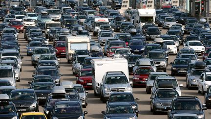 Un bouchon sur l'autoroute A7, le 4 ao&ucirc;t 2012. (PHILIPPE DESMAZES / AFP)