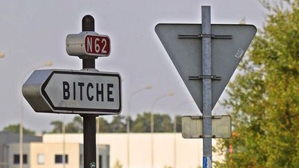 Un panneau routier indiquant Bitche en Moselle. (THOMAS WIRTH / AFP)