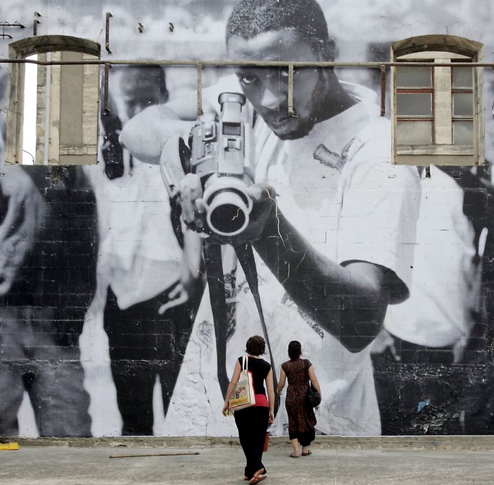 L'exposition&nbsp;"28 millimetres" du photographe français JR lors des Rencontres Photographiques d'Arles, en juillet 2007. (ANNE-CHRISTINE POUJOULAT / AFP)