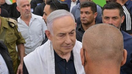 Le Premier ministre israélien, Benyamin Nétanyahou, visite la ville de Majdal Shams après une attaque à la roquette sur le plateau du Golan (Israël), le 29 juillet 2024. (KOBY GIDEON (GPO) / HANDOUT / ANADOLU / AFP)