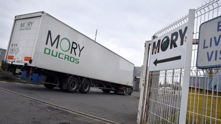 Un camion Mory Ducros sur le site de Gonesse (Val d'Oise), le 22 novembre 2013. (THOMAS SAMSON / AFP)