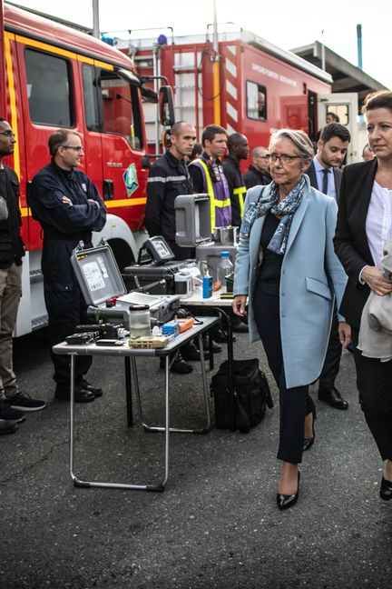 Les ministres de la Transition écologique et de la Santé, Elisabeth Borne (à gauche) et Agnès Buzyn (à droite) rencontrent les pompiers sur le site de Lubrizol, le vendredi 27 septembre 2019, à Rouen. (LOU BENOIST / AFP)