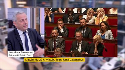 Jean-René Cazeneuve était l'invité de Clémence de la Baume dans le 22h-minuit.