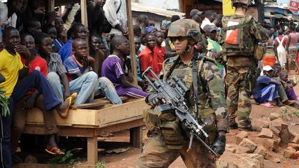 Un soldat fran&ccedil;ais lors d'une op&eacute;ration de d&eacute;sarmement, le 9 d&eacute;cembre 2013 &agrave; Bangui (Centrafrique). (SIA KAMBOU / AFP)