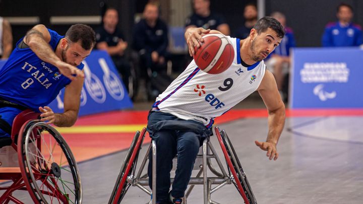 Sofyane Mehiaoui face à l'Italie lors des championnats d'Europe de basket fauteuil, le 14 août 2023. (FFH / © Claude Jouanserre)