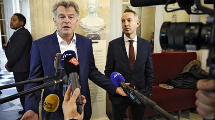 Fabien Roussel (left), the national secretary of the PCF, on December 19, 2023 at the National Assembly.  (LUDOVIC MARIN / AFP)