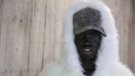 Le designer et modèle Mamuor Awak Majeng pose à la fin de son show qui s'est tenu pendant la semaine de la haute couture parisienne à Paris, le 23 janvier 2024. (THOMAS SAMSON / AFP)