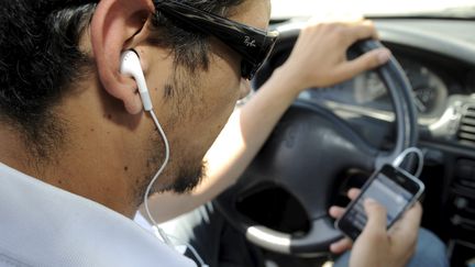 A partir du 1er juillet 2015, il est interdit de conduire un v&eacute;hicule ou un deux-roues (y compris un v&eacute;lo) avec un dispositif &eacute;metteur de son port&eacute; sur une, ou les deux oreilles (kit mains libres, oreillette Bluetooth, casque audio...). (  MAXPPP)