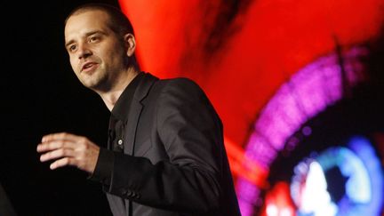 Barnaby Jack montre comment pirater un distributeur automatique de billets, &agrave; l'occasion la convention de Black Hat, &agrave; Las Vegas (Etats-Unis), le 28 juillet 2010. (ISAAC BREKKEN / AP / SIPA )