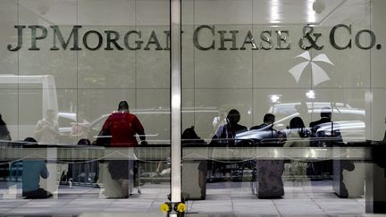 Devant le si&egrave;ge de JP Morgan Chase, &agrave; New York, en juillet 2012. (TIMOTHY A. CLARY / AFP)