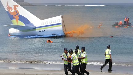 Exercice de simulation de sauvetage apr&egrave;s un crash a&eacute;rien pr&egrave;s de l'a&eacute;roport de Bali (Indon&eacute;sie), le 18 novembre 2014. (MAXPPP)