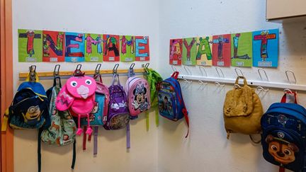 Des sacs d'enfants sont accrochés dans une école maternelle, à Paris, le 9 novembre 2023. (RICCARDO MILANI / HANS LUCAS / AFP)