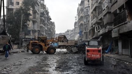 Dans les rues dévastées d'Alep, ville syrienne désormais entièrement contrôlée par les forces du régime de Bachar-Al-Assad, le 27 décembre 2016. (GEORGE OURFALIAN / AFP)