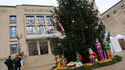 Une crèche de Noël installée sur le parvis de l'hôtel de ville d'Hayange (Moselle), le 18 décembre 2015.&nbsp; (MAXPPP)