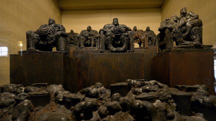 Sculpture de l'artiste syrien Khaled Dawwa présentée dans les vitrines du Palais Royal.
 (Thibaut Chapotot)