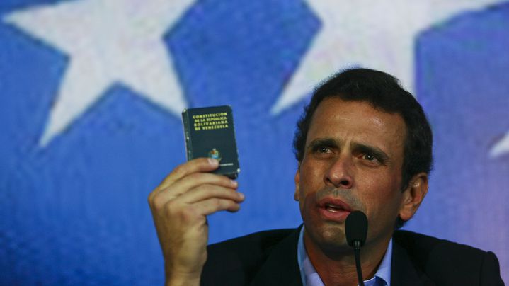 Enrique Capriles, principal leader d'opposition au Venezuela estime que l'int&eacute;rim du dauphin de Chavez est une "fraude", le 8 mars 2013 &agrave; Caracas. (GERALDO CASO / AFP)