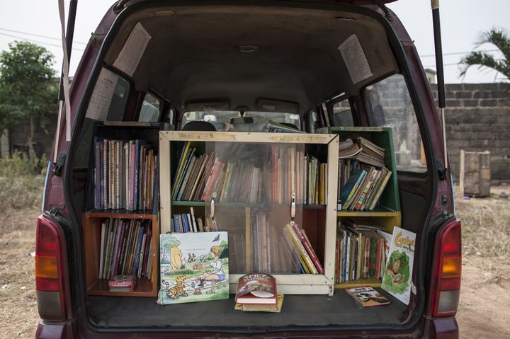 La camionnette de "I read", la bibliothèque itinérante au Nigéria.
 (STEFAN HEUNIS / AFP)