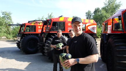 Une présentation de quatre VTT amphibies, Bohun-2, utilisés par les secouristes ukrainiens, le 16 juin 2023 à Kiev. (VOLODYMYR TARASOV / NURPHOTO)