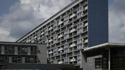 Une photo de la Cité des 4000, à La Courneuve (Seine-Saint-Denis), le 21 mai 2018. (PHILIPPE LOPEZ / AFP)